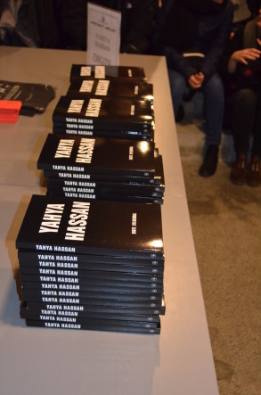 Efter oplæsningen kunne man både købe og få signeret en bog.