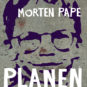 Morten Pape signerer sin prisbelønnede roman ”Planen”.